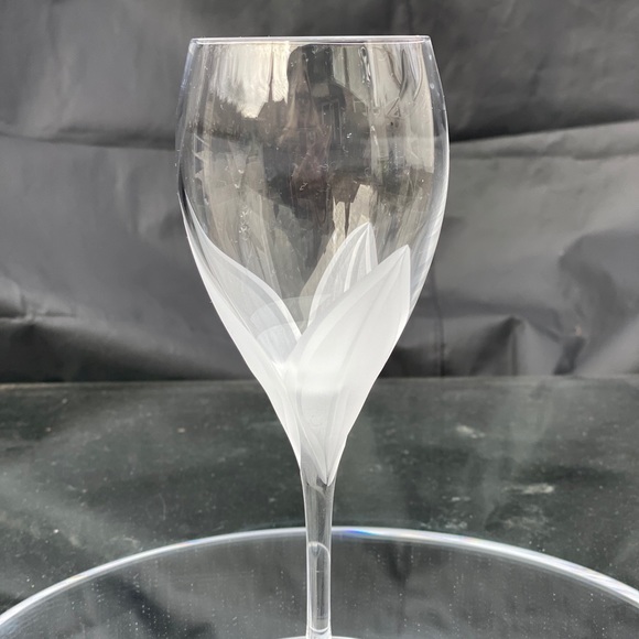 1 Val D’lsere by Mikasa Frosted Tulip Wine Goblet - Picture 3 of 10